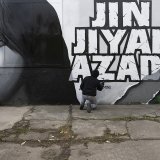 Des artistes du -collectif sans nom- travaillent sur un bâtiment vide, à Francfort en Allemagne, à la réalisation d'une fresque murale pour Mahsa Amini, décédée il y a près d'un an en Iran. La mort de la jeune femme de 22 ans avait déclenché une v...